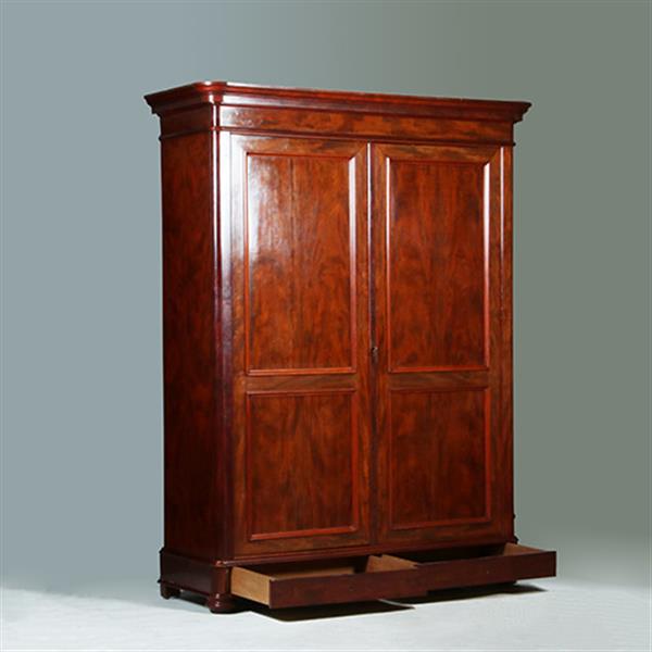 Grote foto reusachtige grote tweedeurskast te gebruiken als garderobekast of als servies of opbergkast no.3420 antiek en kunst stoelen en banken