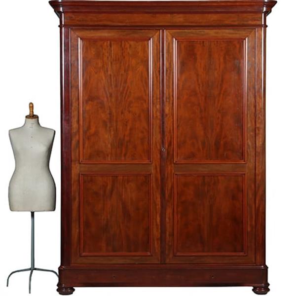 Grote foto reusachtige grote tweedeurskast te gebruiken als garderobekast of als servies of opbergkast no.3420 antiek en kunst stoelen en banken