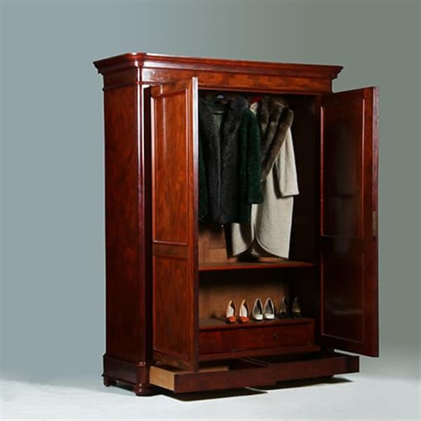 Grote foto reusachtige grote tweedeurskast te gebruiken als garderobekast of als servies of opbergkast no.3420 antiek en kunst stoelen en banken