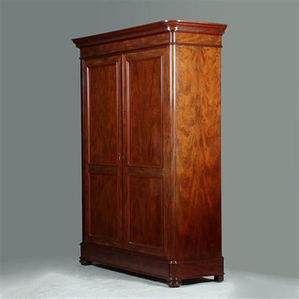 Grote foto reusachtige grote tweedeurskast te gebruiken als garderobekast of als servies of opbergkast no.3420 antiek en kunst stoelen en banken