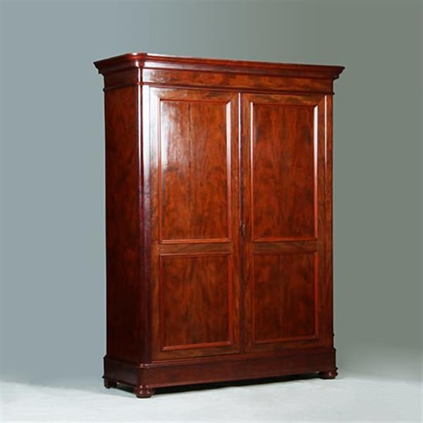 Grote foto reusachtige grote tweedeurskast te gebruiken als garderobekast of als servies of opbergkast no.3420 antiek en kunst stoelen en banken