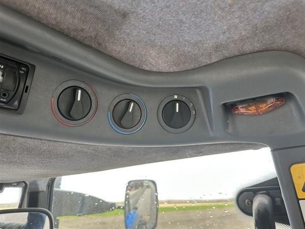 Grote foto new holland tm 165 agrarisch tractoren