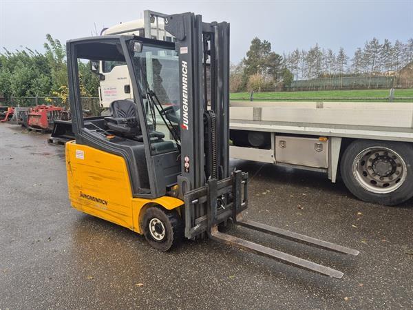 Grote foto jungheinrich efg220 2 ton 3 wieler elektrisch mast 3f480 4792 uur. agrarisch heftrucks