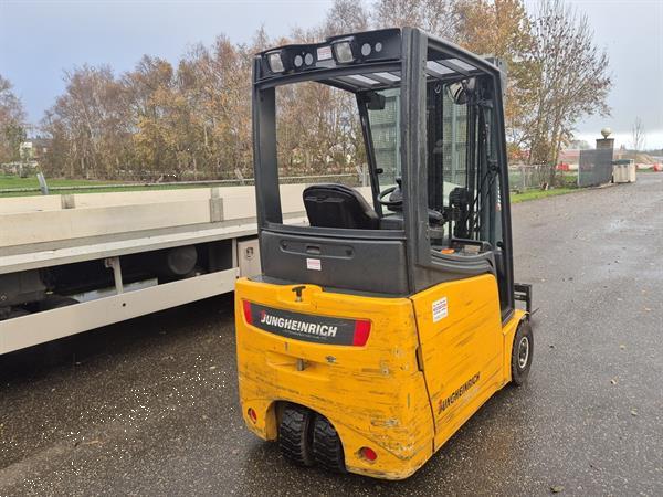Grote foto jungheinrich efg220 2 ton 3 wieler elektrisch mast 3f480 4792 uur. agrarisch heftrucks
