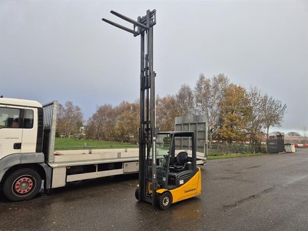 Grote foto jungheinrich efg220 2 ton 3 wieler elektrisch mast 3f480 4792 uur. agrarisch heftrucks