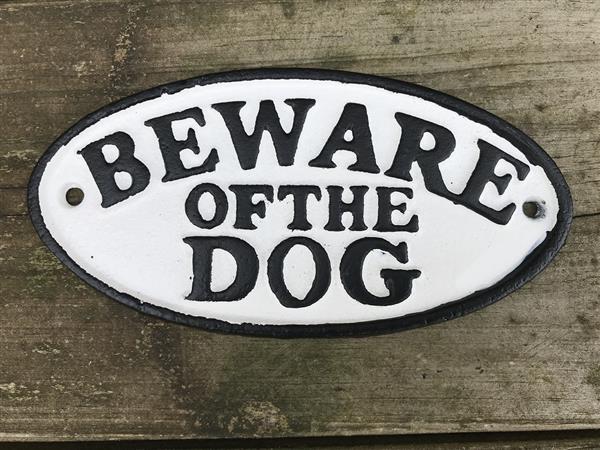Grote foto een gietijzeren bordje met hierop de tekst beware of the dog mooie vette letters tuin en terras tuindecoratie