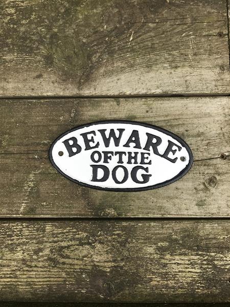 Grote foto een gietijzeren bordje met hierop de tekst beware of the dog mooie vette letters tuin en terras tuindecoratie
