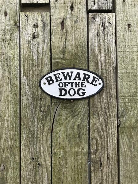 Grote foto een gietijzeren bordje met hierop de tekst beware of the dog mooie vette letters tuin en terras tuindecoratie