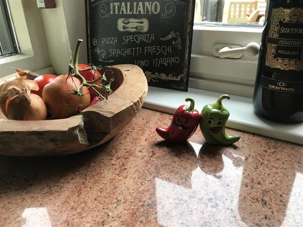 Grote foto zout en peper potjes hot chili peppers erg leuk huis en inrichting woningdecoratie