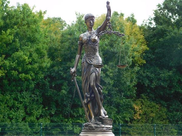 Grote foto groot beeld van vrouwe justitia brons look heel mooi tuin en terras tuindecoratie