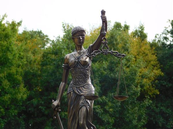 Grote foto groot beeld van vrouwe justitia brons look heel mooi tuin en terras tuindecoratie