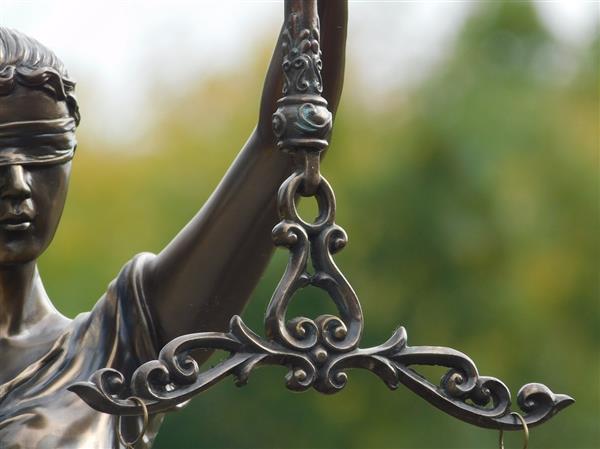 Grote foto groot beeld van vrouwe justitia brons look heel mooi tuin en terras tuindecoratie