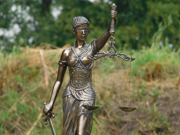 Grote foto groot beeld van vrouwe justitia brons look heel mooi tuin en terras tuindecoratie