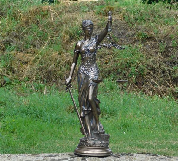 Grote foto groot beeld van vrouwe justitia brons look heel mooi tuin en terras tuindecoratie