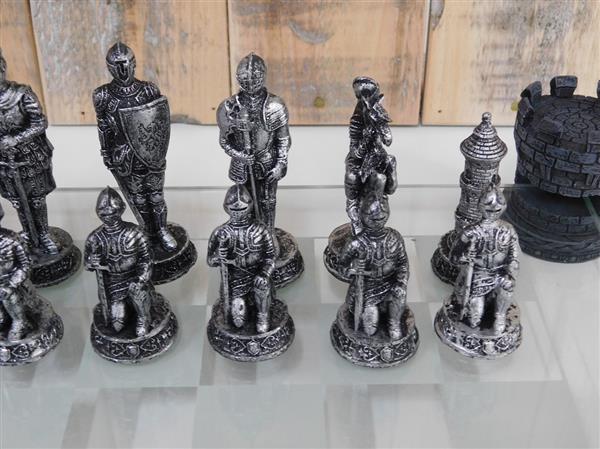 Grote foto een prachtig schaakspel in middeleeuwse stijl schaakbord is gemaakt van glas huis en inrichting woningdecoratie