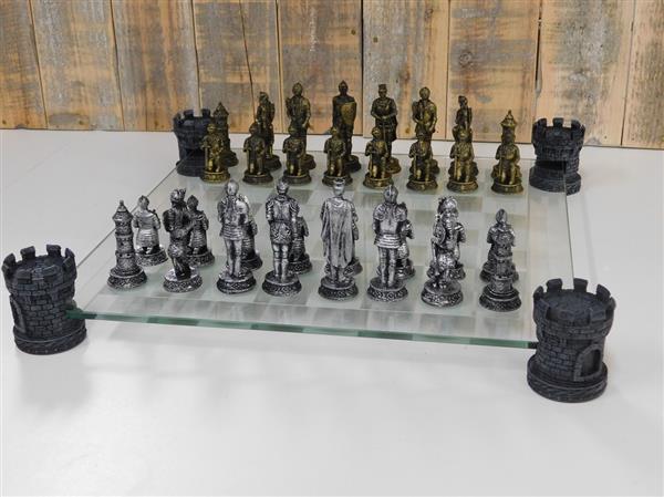 Grote foto een prachtig schaakspel in middeleeuwse stijl schaakbord is gemaakt van glas huis en inrichting woningdecoratie