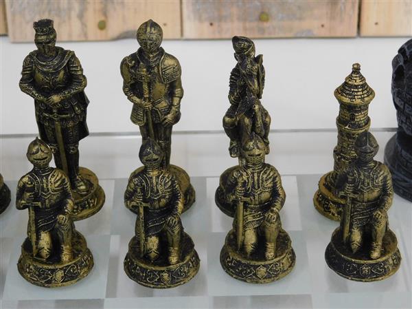 Grote foto een prachtig schaakspel in middeleeuwse stijl schaakbord is gemaakt van glas huis en inrichting woningdecoratie