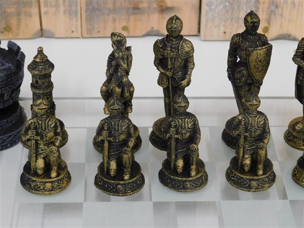 Grote foto een prachtig schaakspel in middeleeuwse stijl schaakbord is gemaakt van glas huis en inrichting woningdecoratie