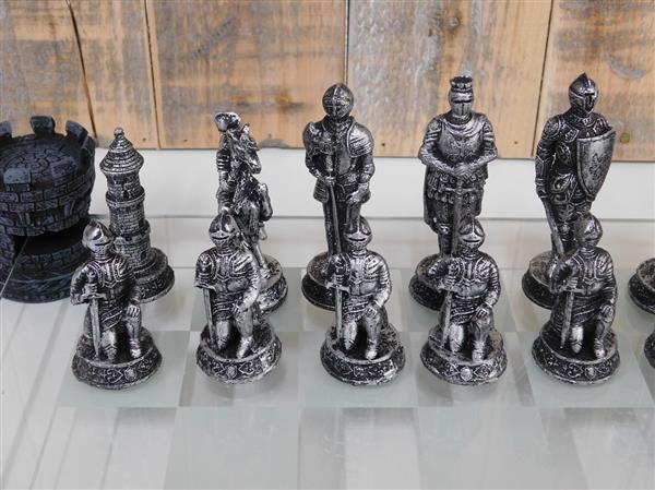 Grote foto een prachtig schaakspel in middeleeuwse stijl schaakbord is gemaakt van glas huis en inrichting woningdecoratie