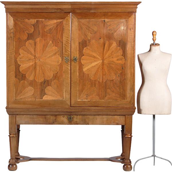 Grote foto blond kruisvoetkabinet ca 1690 op foedraalpoten met geometrische bloemmotieven verrassende pendanten antiek en kunst stoelen en banken