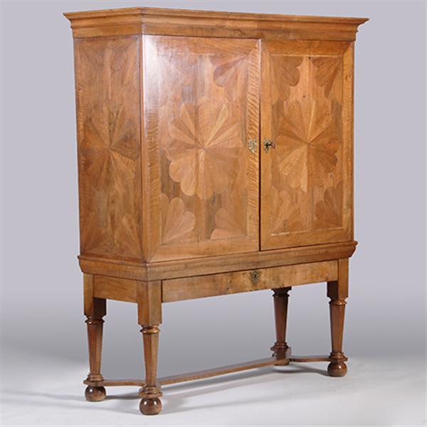 Grote foto blond kruisvoetkabinet ca 1690 op foedraalpoten met geometrische bloemmotieven verrassende pendanten antiek en kunst stoelen en banken