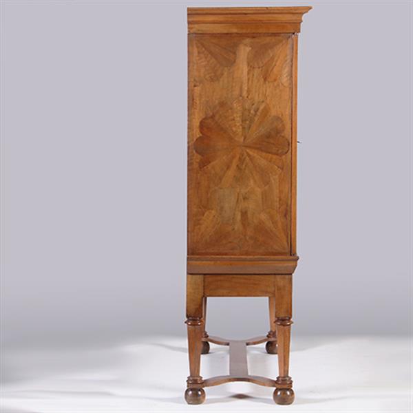 Grote foto blond kruisvoetkabinet ca 1690 op foedraalpoten met geometrische bloemmotieven verrassende pendanten antiek en kunst stoelen en banken