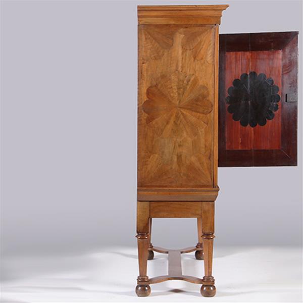 Grote foto blond kruisvoetkabinet ca 1690 op foedraalpoten met geometrische bloemmotieven verrassende pendanten antiek en kunst stoelen en banken