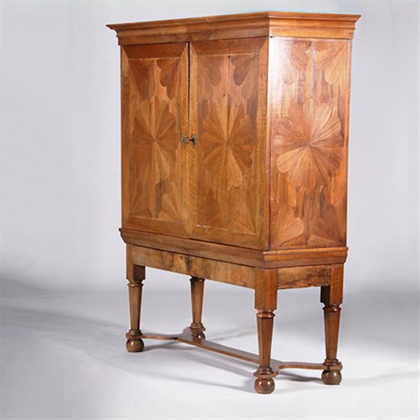 Grote foto blond kruisvoetkabinet ca 1690 op foedraalpoten met geometrische bloemmotieven verrassende pendanten antiek en kunst stoelen en banken