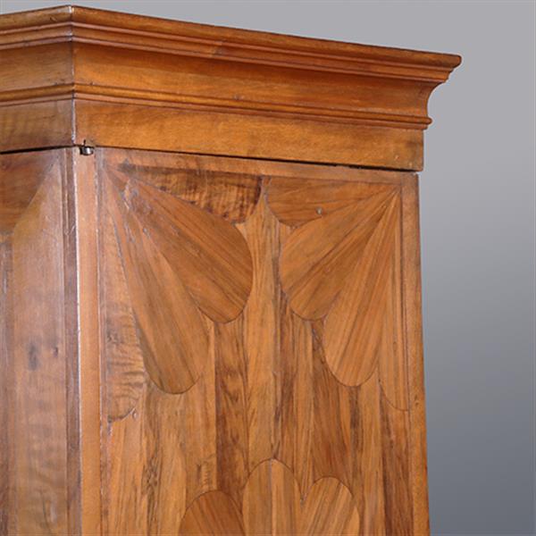 Grote foto blond kruisvoetkabinet ca 1690 op foedraalpoten met geometrische bloemmotieven verrassende pendanten antiek en kunst stoelen en banken