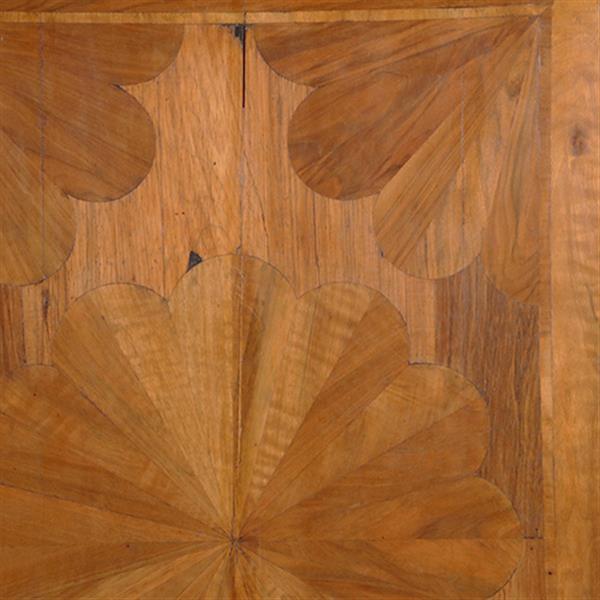 Grote foto blond kruisvoetkabinet ca 1690 op foedraalpoten met geometrische bloemmotieven verrassende pendanten antiek en kunst stoelen en banken