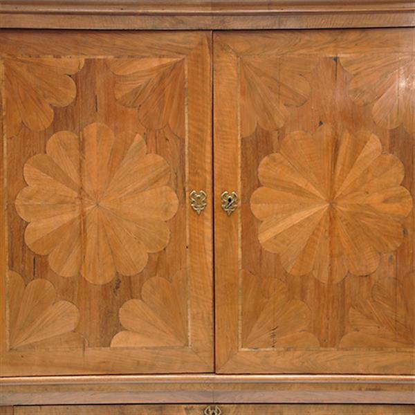 Grote foto blond kruisvoetkabinet ca 1690 op foedraalpoten met geometrische bloemmotieven verrassende pendanten antiek en kunst stoelen en banken