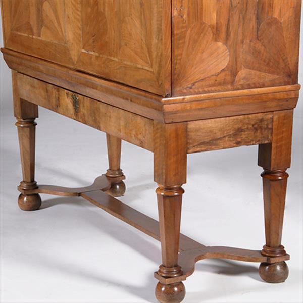 Grote foto blond kruisvoetkabinet ca 1690 op foedraalpoten met geometrische bloemmotieven verrassende pendanten antiek en kunst stoelen en banken