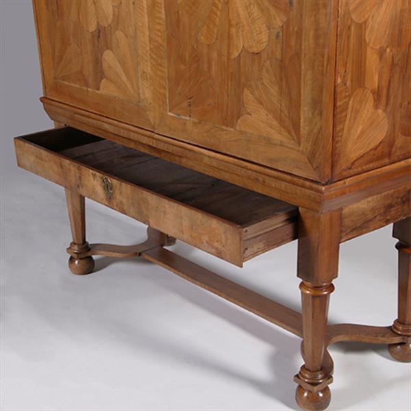 Grote foto blond kruisvoetkabinet ca 1690 op foedraalpoten met geometrische bloemmotieven verrassende pendanten antiek en kunst stoelen en banken