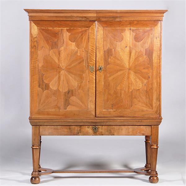 Grote foto blond kruisvoetkabinet ca 1690 op foedraalpoten met geometrische bloemmotieven verrassende pendanten antiek en kunst stoelen en banken