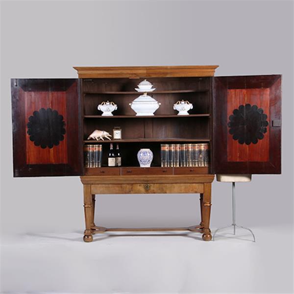 Grote foto blond kruisvoetkabinet ca 1690 op foedraalpoten met geometrische bloemmotieven verrassende pendanten antiek en kunst stoelen en banken