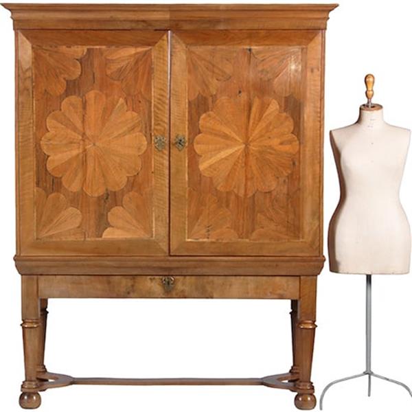 Grote foto blond kruisvoetkabinet ca 1690 op foedraalpoten met geometrische bloemmotieven verrassende pendanten antiek en kunst stoelen en banken