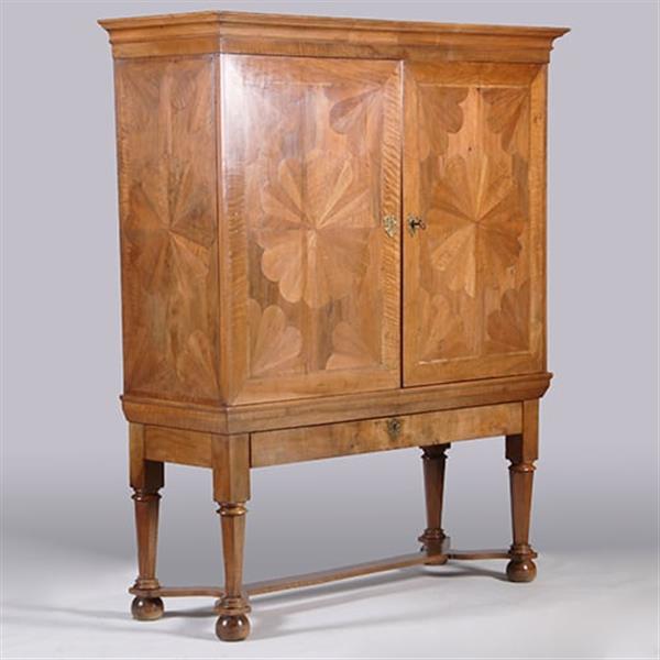 Grote foto blond kruisvoetkabinet ca 1690 op foedraalpoten met geometrische bloemmotieven verrassende pendanten antiek en kunst stoelen en banken