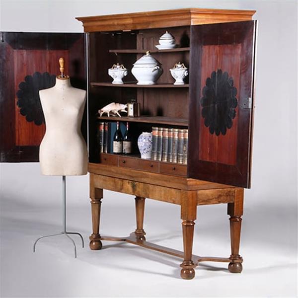 Grote foto blond kruisvoetkabinet ca 1690 op foedraalpoten met geometrische bloemmotieven verrassende pendanten antiek en kunst stoelen en banken