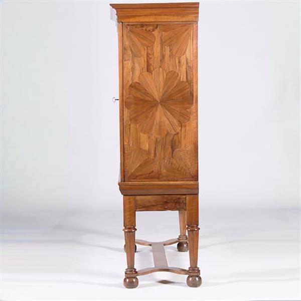 Grote foto blond kruisvoetkabinet ca 1690 op foedraalpoten met geometrische bloemmotieven verrassende pendanten antiek en kunst stoelen en banken