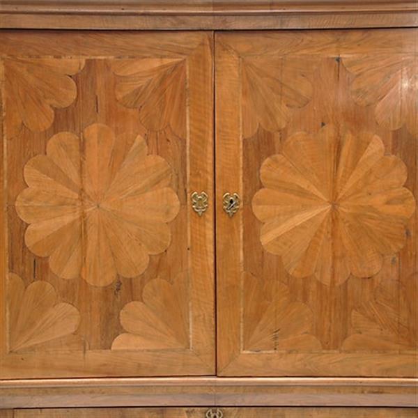 Grote foto blond kruisvoetkabinet ca 1690 op foedraalpoten met geometrische bloemmotieven verrassende pendanten antiek en kunst stoelen en banken