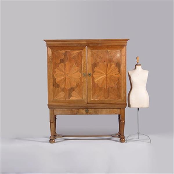 Grote foto blond kruisvoetkabinet ca 1690 op foedraalpoten met geometrische bloemmotieven verrassende pendanten antiek en kunst stoelen en banken