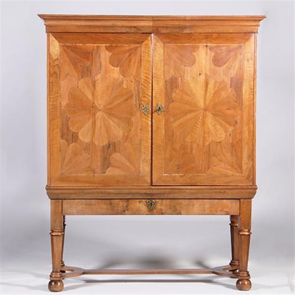 Grote foto blond kruisvoetkabinet ca 1690 op foedraalpoten met geometrische bloemmotieven verrassende pendanten antiek en kunst stoelen en banken