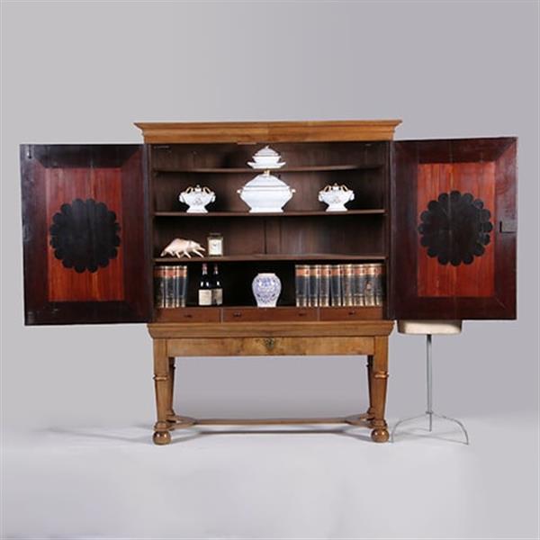 Grote foto blond kruisvoetkabinet ca 1690 op foedraalpoten met geometrische bloemmotieven verrassende pendanten antiek en kunst stoelen en banken