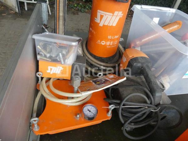 Grote foto 2 kernboormachines en diverse accessoires spit doe het zelf en verbouw ijzerwaren en bevestigingsmiddelen