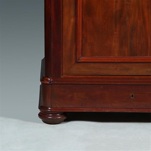 Grote foto reusachtige grote tweedeurskast te gebruiken als garderobekast of als servies of opbergkast no.3420 antiek en kunst stoelen en banken