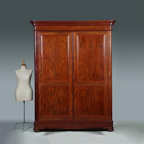 Grote foto reusachtige grote tweedeurskast te gebruiken als garderobekast of als servies of opbergkast no.3420 antiek en kunst stoelen en banken