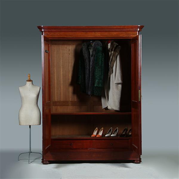 Grote foto reusachtige grote tweedeurskast te gebruiken als garderobekast of als servies of opbergkast no.3420 antiek en kunst stoelen en banken