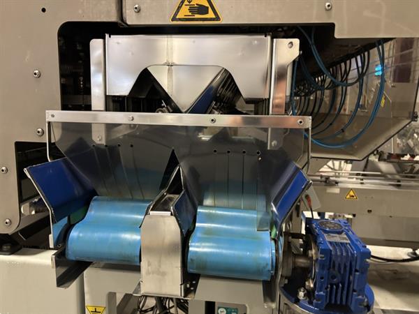 Grote foto sorma w12 126 afweegmachine met elevator punnet ontnester en vuller agrarisch tuinbouw