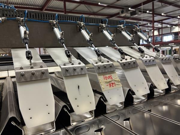 Grote foto sorma w12 126 afweegmachine met elevator punnet ontnester en vuller agrarisch tuinbouw