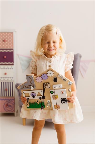 Grote foto sensorisch busy bord huisje activiteitenbord mintgroen blauw kinderen en baby overige